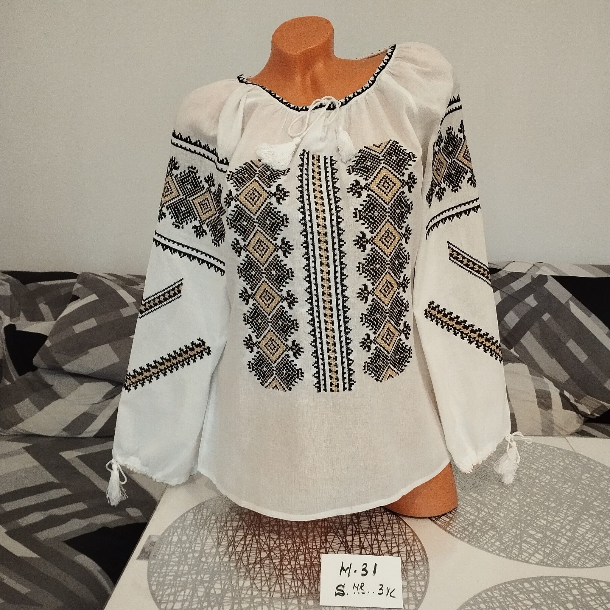 Ie tradițională Fabiola