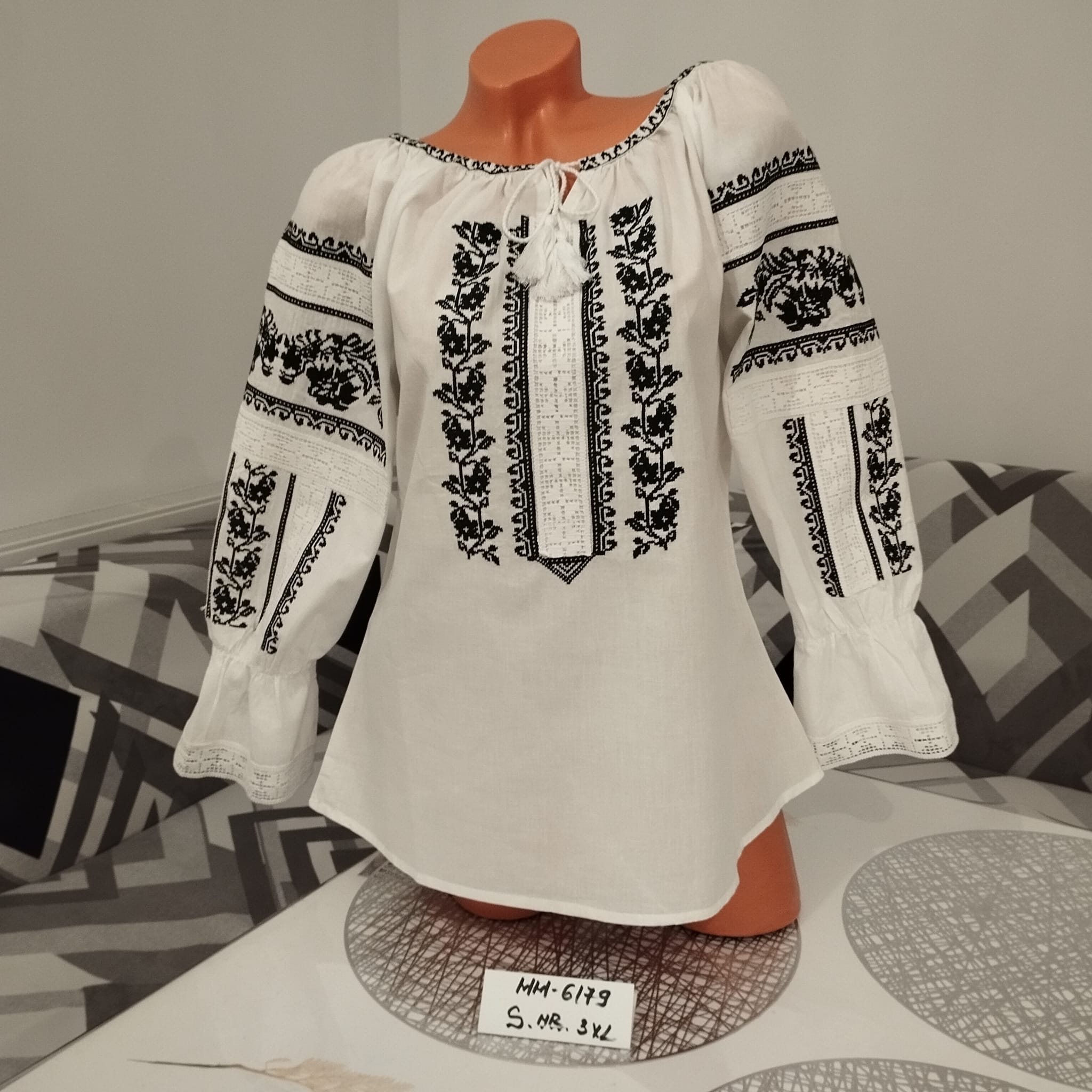 Ie tradițională Lelia