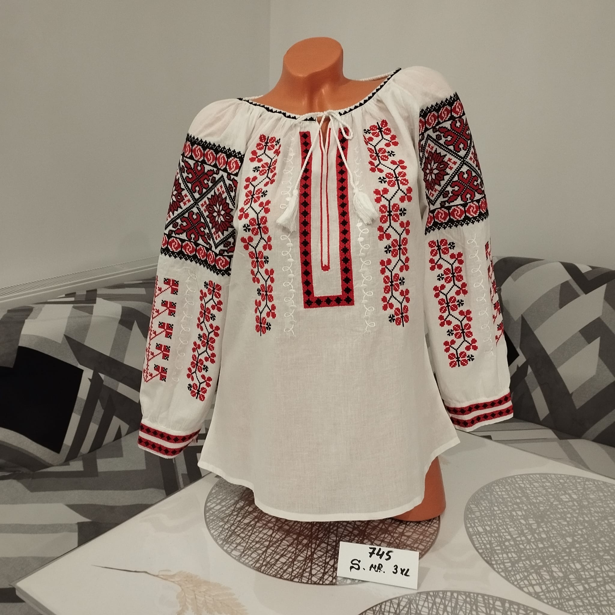 Ie tradițională Ramona