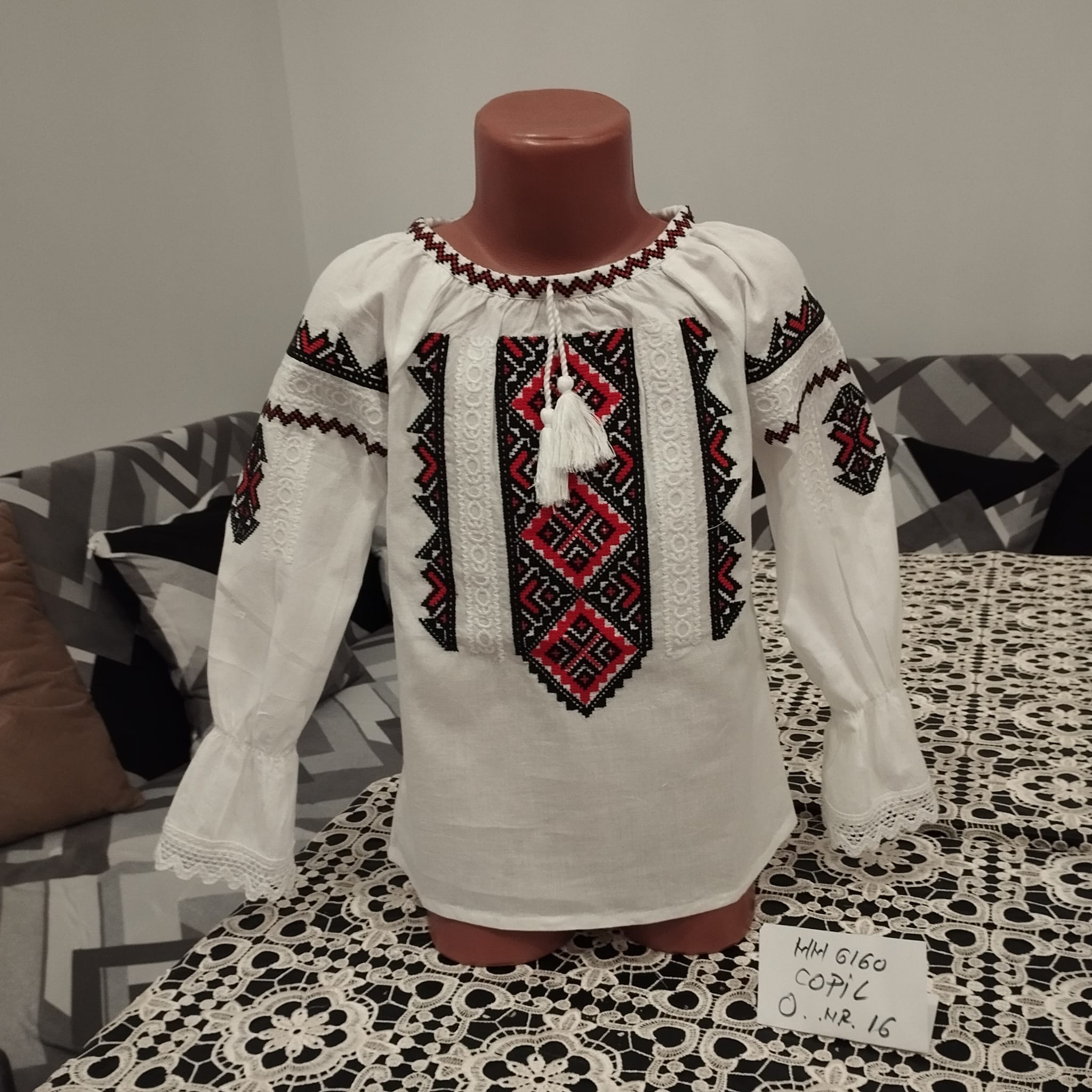 Ie tradițională fetiță Corina