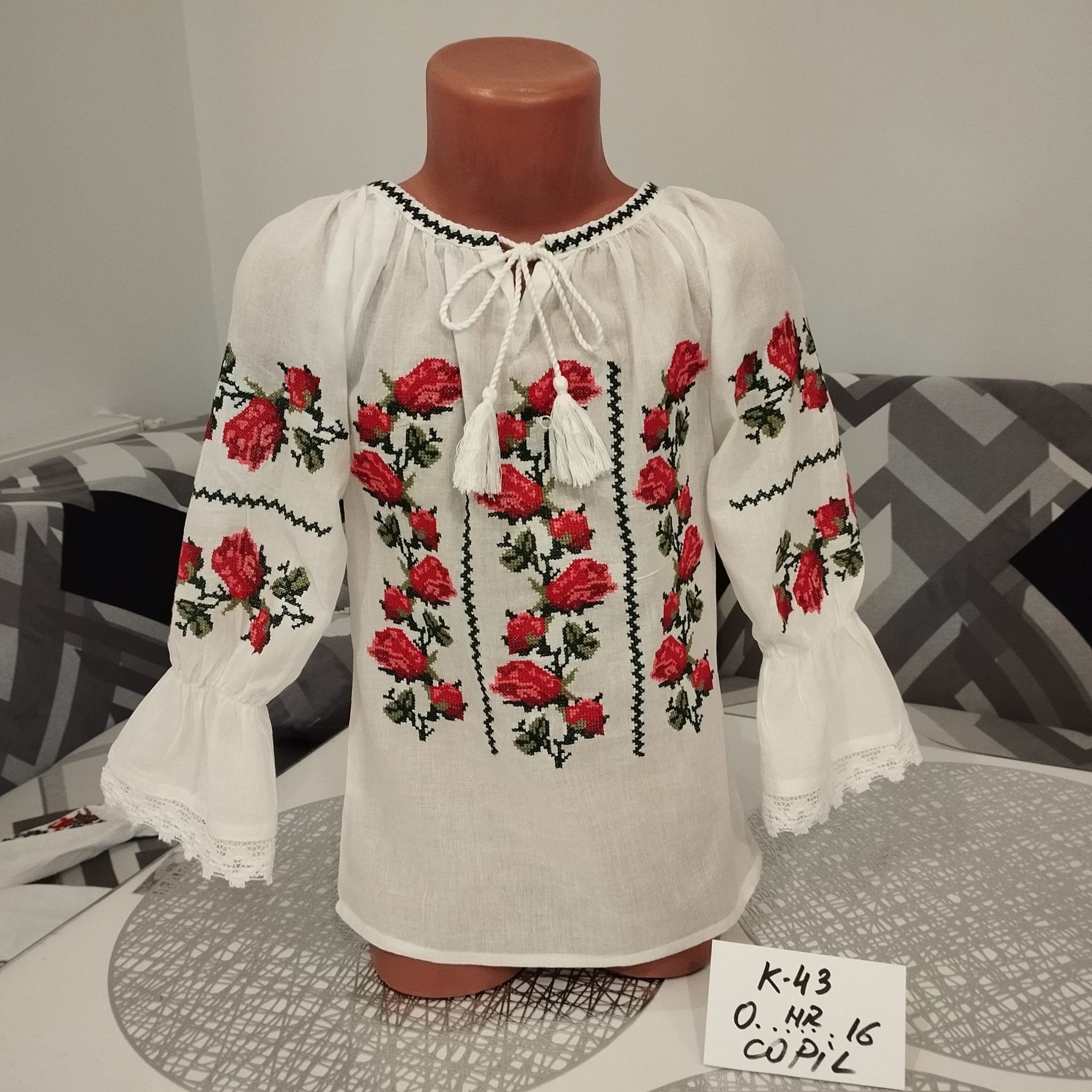 Ie tradițională fetiță Alina