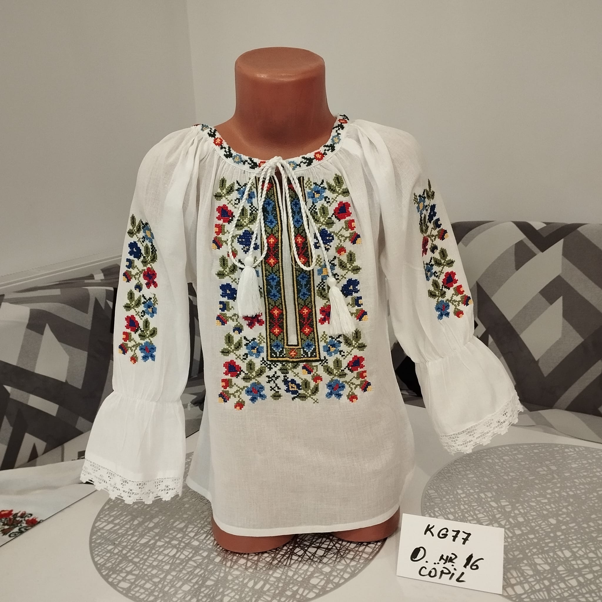 Ie tradițională fetiță Valeria