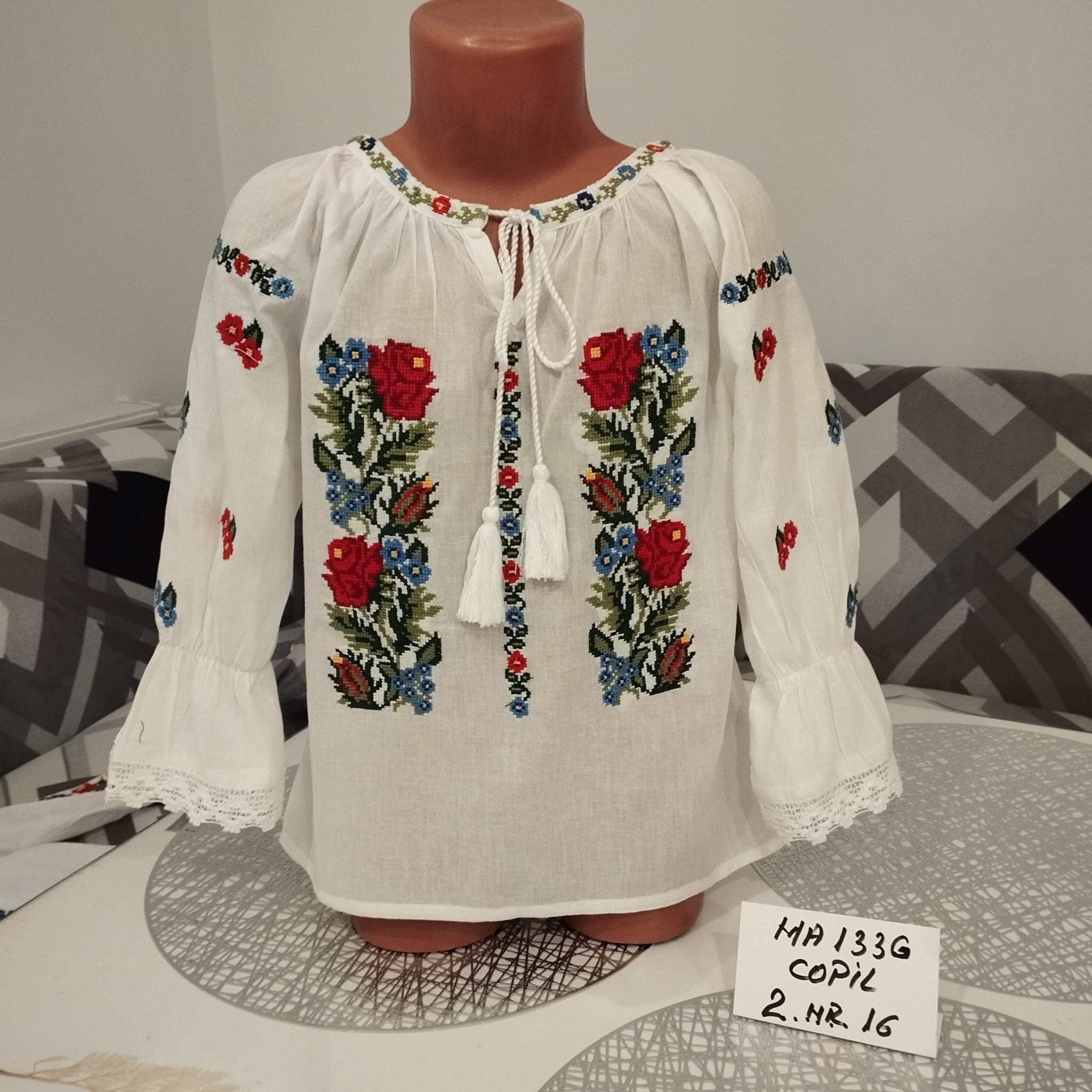 Ie tradițională fetiță Maria