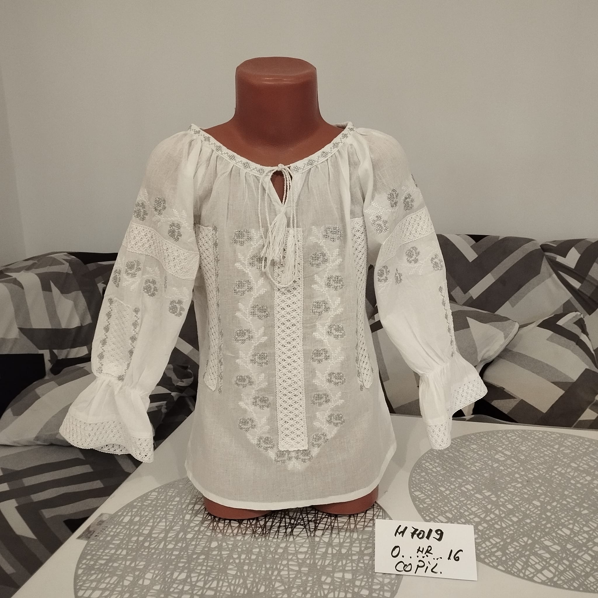 Ie tradițională fetiță Victoria